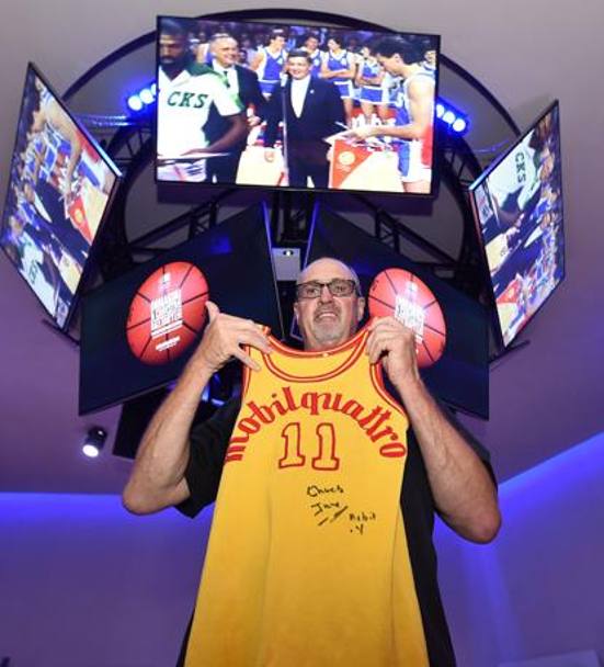 Chuck Jura, 65 anni, con la sua gloriosa maglia 11 della Mobilquattro di Milano con cui gioc dal &#39;72 al &#39;79